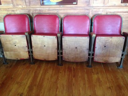 null Banquette de cinéma quatre places en cuir rouge, assises rabattables
Longueur:...