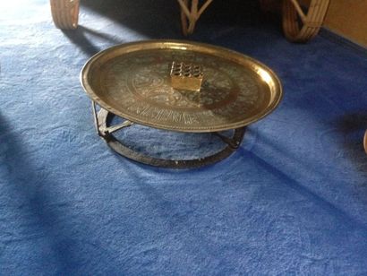 null Table basse plateau en métal doré sur piétement fonte, style marocain
On y joint...