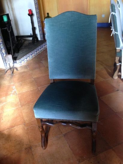 null Six chaises de style Louis XIII garnies de velours bleu
Haut.: 106 cm - Larg.:...