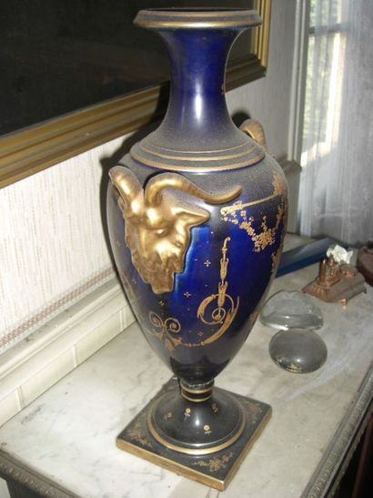 null Vase simulé en verre bleu et rehauts d'or

