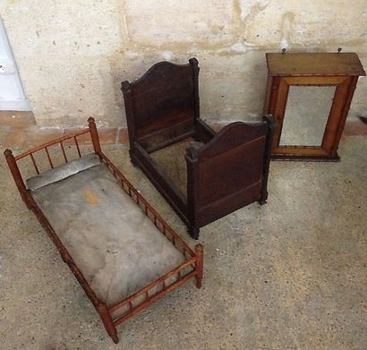 null Deux lits et une armoire en bois et bois

tourné façon bambou.