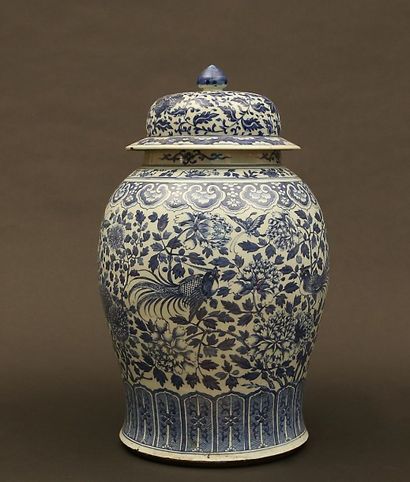 null Chine
Importante potiche en porcelaine blanche à décor bleu figurant des oiseaux...