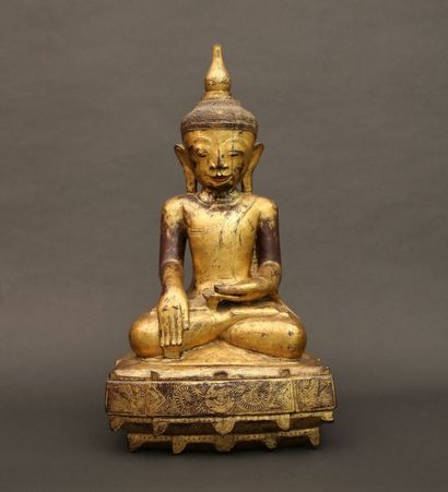 null Birmanie

Statuette de bouddha assis en dhyanasana

en bois laqué doré les mains...