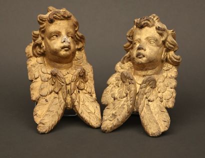 null Paire de têtes d’angelots soulignées d’ailes

en bois sculpté et doré.

XVIIIème...