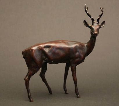 null Sculpture en bronze figurant un cerf.

Haut. : 27 cm - Larg. : 25 cm