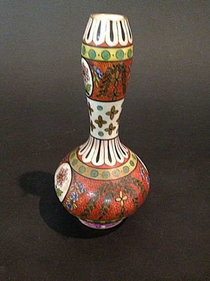 null LIMOGES

Vase soliflore en porcelaine à décor polychrome

de fleurs dans des...