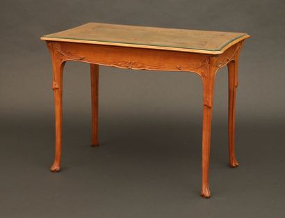 null COLONNA Edouard (1862-1948)

Table de milieu en bois naturel ciré à plateau

rectangulaire...