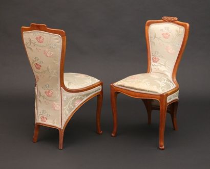 null COLONNA Edouard (1862-1948)

Paire de chaises en bois naturel ciré à dossier

galbé...