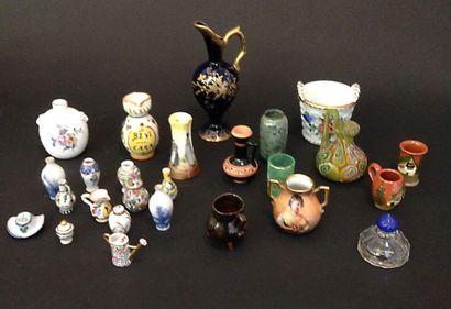 null Lot d’objets de vitrine composé de vingt six

pièces dont aiguière en porcelaine...