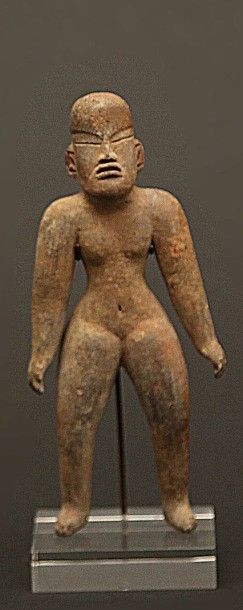 null Sculpture anthropomorphe représentant un

personnage debout, bras et jambes...