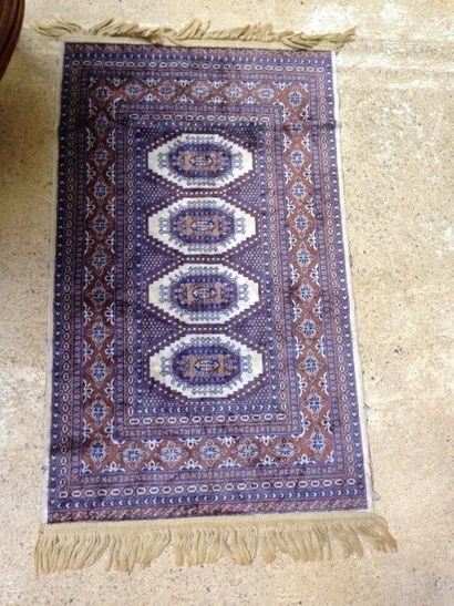 null Petit tapis en soie à décor de quatre médaillons sur fond bleu
1,01 x 0,62 ...