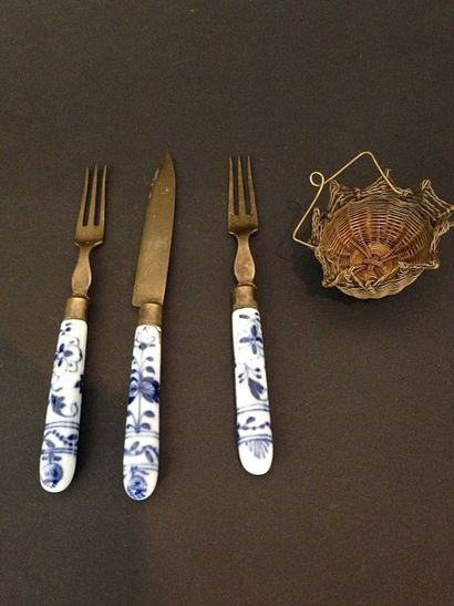 null Deux fourchettes et un couteau en métal

doré, les manches en faïence à décor...
