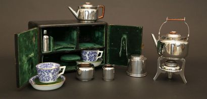 null Nécessaire à thé en métal argenté

comprenant, deux théières de deux tailles

différentes,...