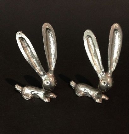 null Deux sujets en métal argenté figurant deux

lapins aux grandes oreilles.
