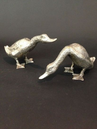null Paire de canards en métal argenté.

Haut. : 12 cm - 9,5 cm
