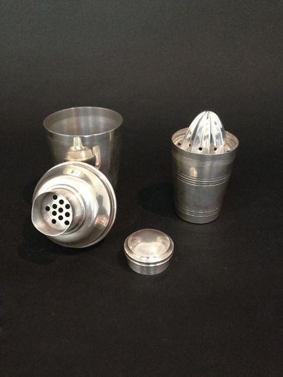 null Deux shakers en métal argenté à décor de

filets.

Haut. : 13,5 cm et 16 cm