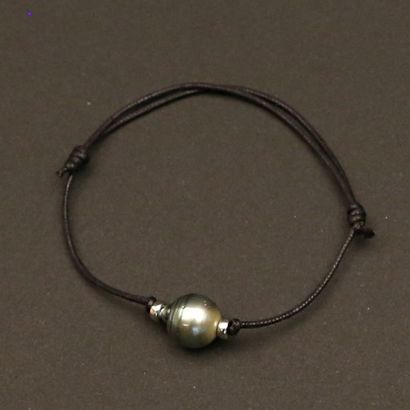 Bracelet sur cordon de coton orné d'une perle...