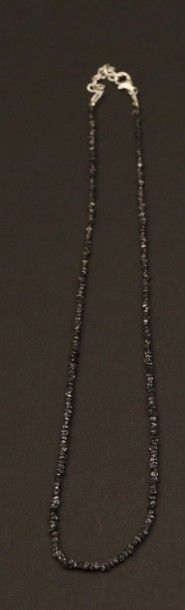 null Collier de diamants bruts noirs, le fermoir

en argent.

Long. : 42 cm - Poids...