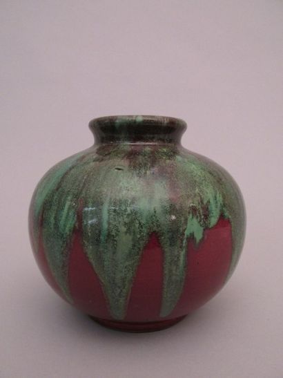 null C.A.B. (Céramique d’Art de Bordeaux)

Vase de forme sphérique en terre cuite

vernissée...