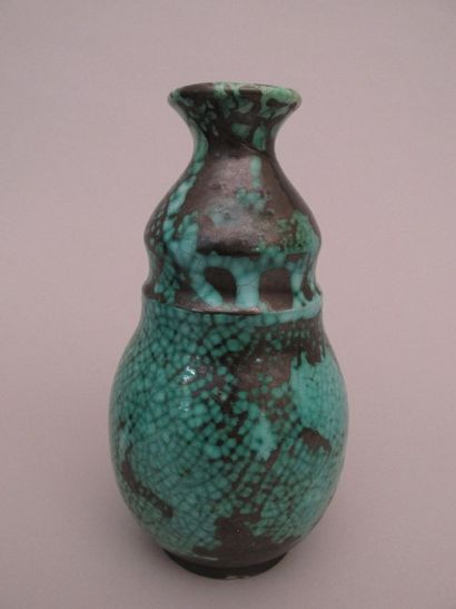 null C.A.B. (Céramique d’Art de Bordeaux)

Vase de forme gourde en terre cuite vernissée

légèrement...