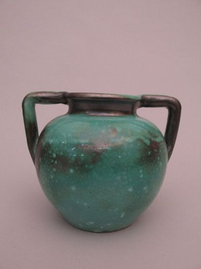 null C.A.B. (Céramique d’Art de Bordeaux)

Vase de forme sphérique à deux anses

latérales...