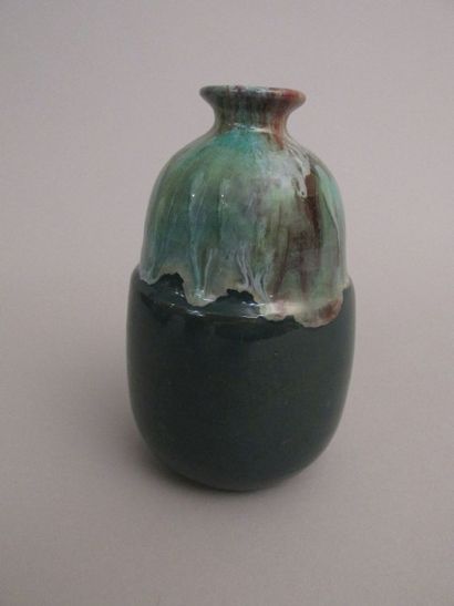 null C.A.B. (Céramique d’Art de Bordeaux)

Vase de forme ogivale en terre cuite vernissée

à...