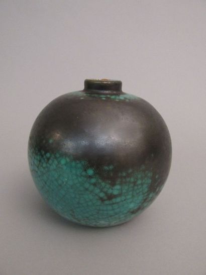 null C.A.B. (Céramique d’Art de Bordeaux)

Vase de forme sphérique à petit col en...