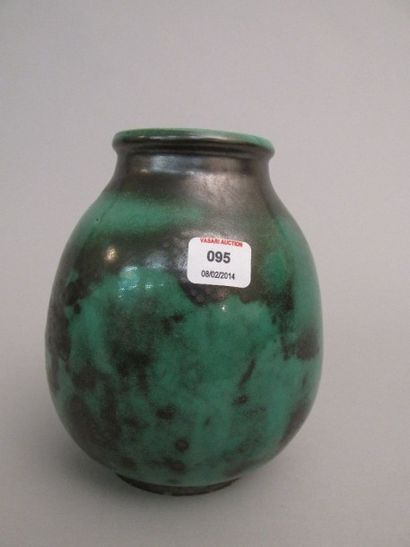 null C.A.B. (Céramique d’Art de Bordeaux)

Vase de forme ovoïde en terre cuite vernissée

de...