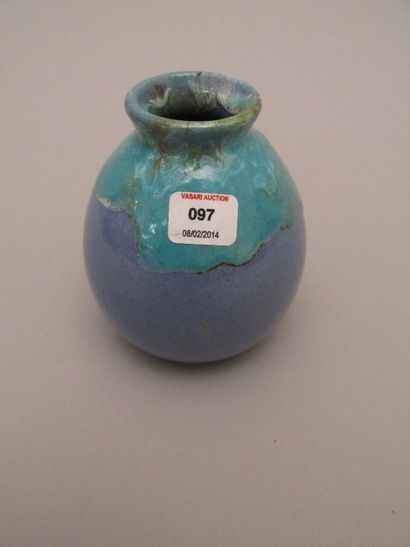 null C.A.B. (Céramique d’Art de Bordeaux)

Vase de forme ovoïde en terre cuite vernissée...