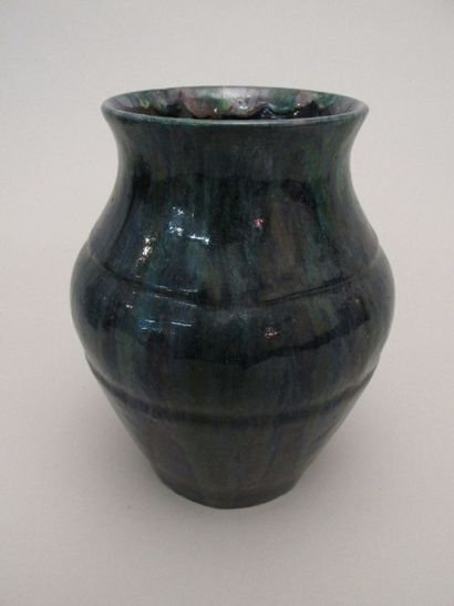 null C.A.B. (Céramique d’Art de Bordeaux)

Vase de forme balustre à large col évasé...