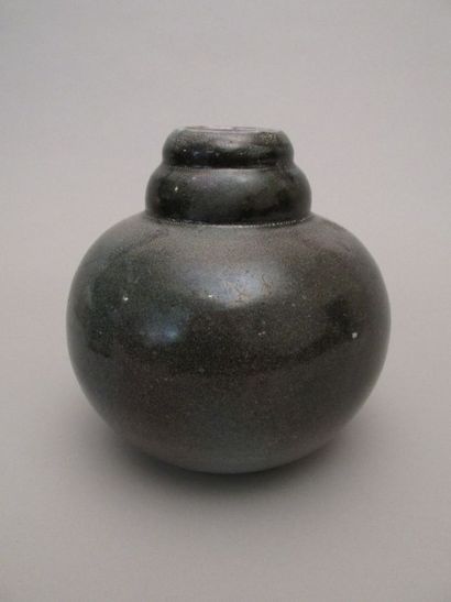 null C.A.B. (Céramique d’Art de Bordeaux)

Vase de forme sphérique à col biglobulaire...
