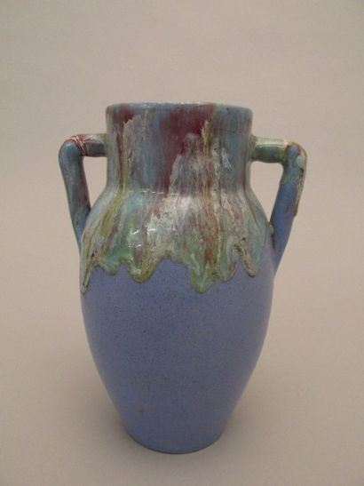 null C.A.B. (Céramique d’Art de Bordeaux)

Vase de forme balustre orné de deux prises

en...