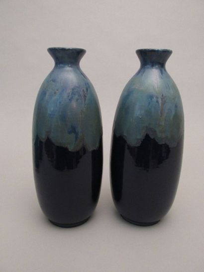 null C.A.B. (Céramique d’Art de Bordeaux)

Paire de vases de forme oblongue en terre...