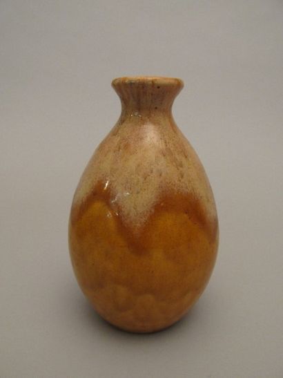 null C.A.B. (Céramique d’Art de Bordeaux)

Vase de forme ovoïde en terre cuite vernissée...