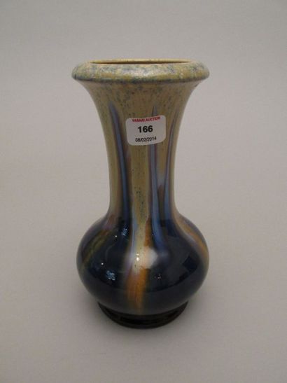 null C.A.B. ( Céramique d’Art de Bordeaux)

Vase de forme balustre à col évasé en...