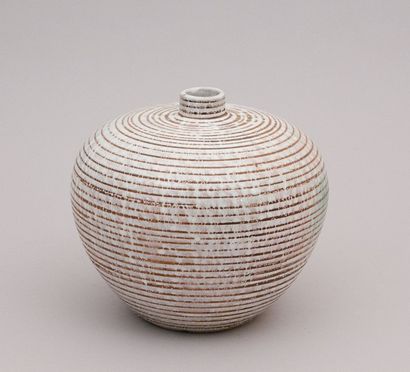 null C.A.B. (Céramique d’Art de Bordeaux)

Vase de forme sphérique en terre cuite...