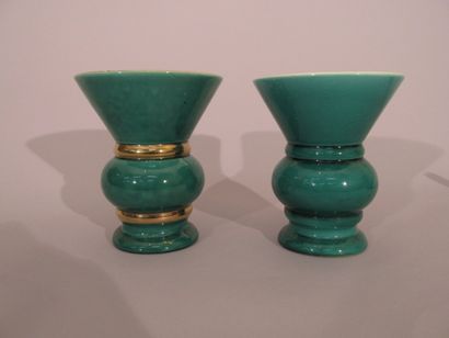 null C.A.B. (Céramique d’Art de Bordeaux)

Deux vases de forme balustre à col évasé...