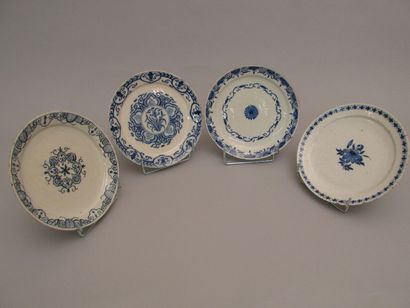 null Quatre assiettes décorées en camaïeu bleu

de fleurs différentes (quelques égrenures)

Première...