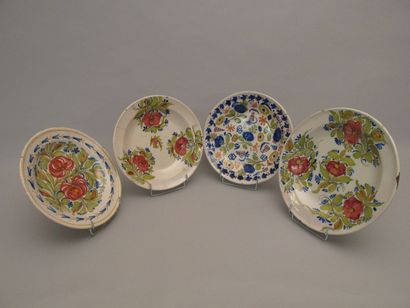 null ESPAGNE

Quatre plats à décor floral polychrome.

XIXème siècle

(un avec fêle...