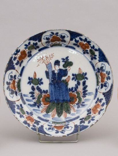 null DELFT

Plat creux en faïence polychrome à décor au

chinois

XVIIIème siècle

(usures,...