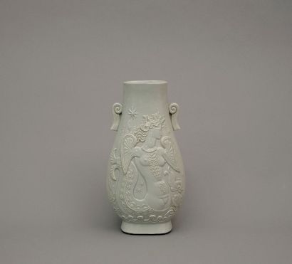 null René BUTHAUD (1886-1986)

Vase sirène - Création 1953

Porcelaine céladonnée

Vase...