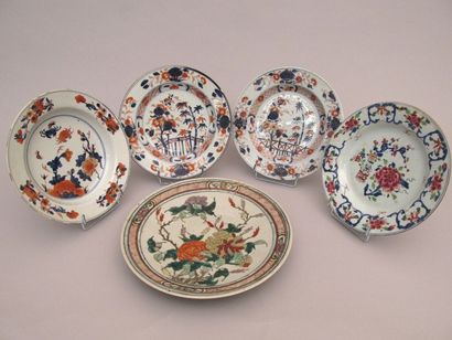 null Lot de cinq pièces en porcelaine de Chine

comprenant un plat à décor aux pivoines,

XIXème...
