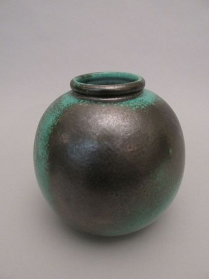 null C.A.B. (Céramique d’Art de Bordeaux)

Vase de forme sphérique en terre cuite

vernissée...