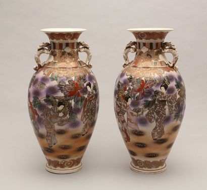 null JAPON - Satsuma

Paire de grands vases balustres en faïence à

décor polychrome...