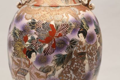 null JAPON - Satsuma

Paire de grands vases balustres en faïence à

décor polychrome...