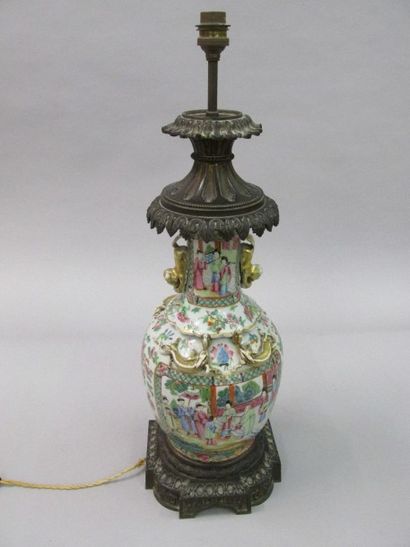 null CHINE - Canton

Pied de lampe en porcelaine de forme balustre

à décor émaillé...