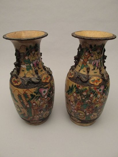 null CHINE - Canton

Paire de vases de forme balustre en porcelaine

craquelée à...
