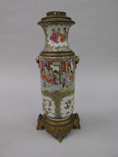 null CHINE - Canton

Pied de lampe en porcelaine à décor émaillé

polychrome dans...