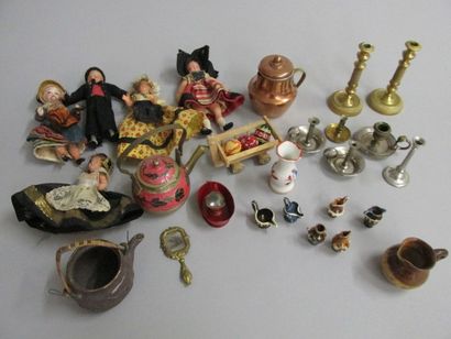 null Lot comprenant un ensemble

d’accessoires de poupée dont chandeliers en

laiton,...