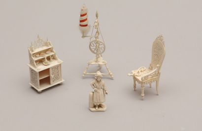 null Quatre objets en os de fabrication

dieppoise figurant un fauteuil, un petit...